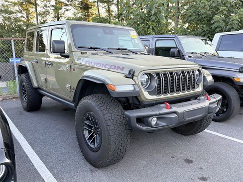 Used 2025 Jeep Wrangler Unlimited Rubicon AWD/4WD image 3