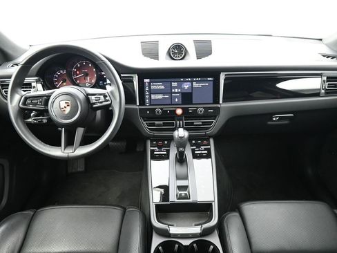 Certified 2025 Porsche Macan AWD/4WD image 6