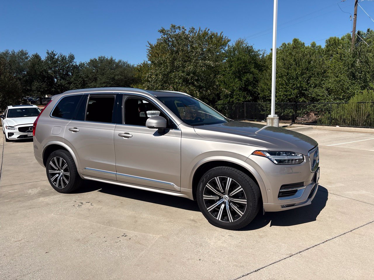 Used 2023 Volvo XC90 B6 Plus w/ Protection Package Premier AWD/4WD image 2