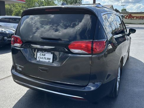 Used 2019 Chrysler Pacifica Touring-L FWD image 16