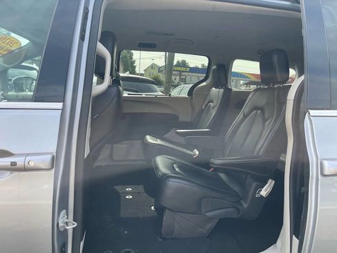 Used 2020 Chrysler Voyager Lxi image 12