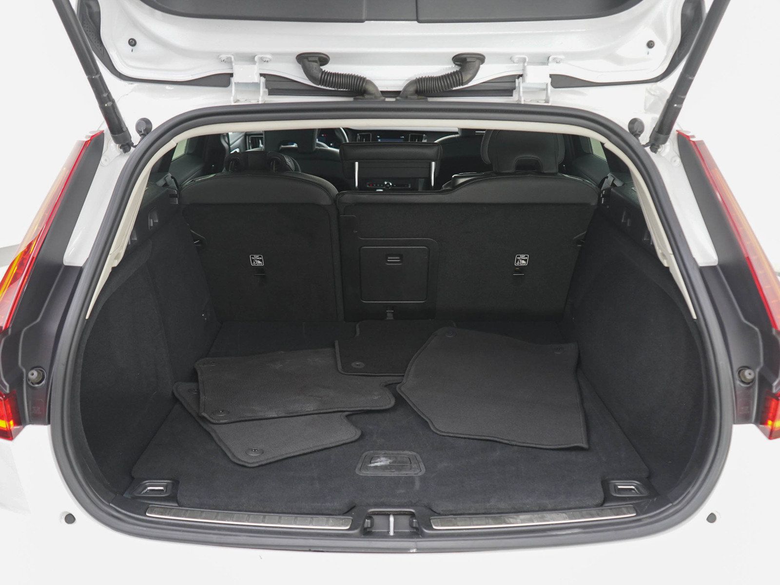 Used 2025 Volvo V60 B5 Cross Country Plus AWD/4WD image 16