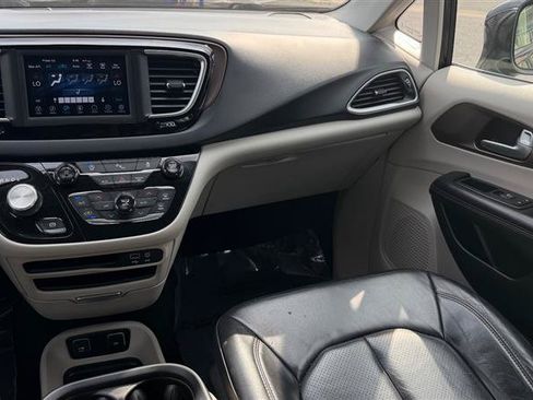 Used 2018 Chrysler Pacifica Touring-L FWD image 19