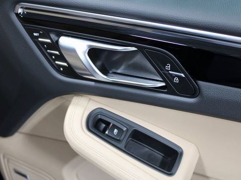 Certified 2025 Porsche Macan image 28