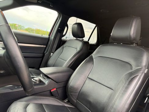 Used 2018 Ford Explorer XLT w/ Equipment Group 202A AWD/4WD image 16