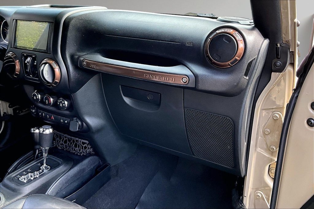 Used 2018 Jeep Wrangler Unlimited Sahara w/ Connectivity Group AWD/4WD image 27