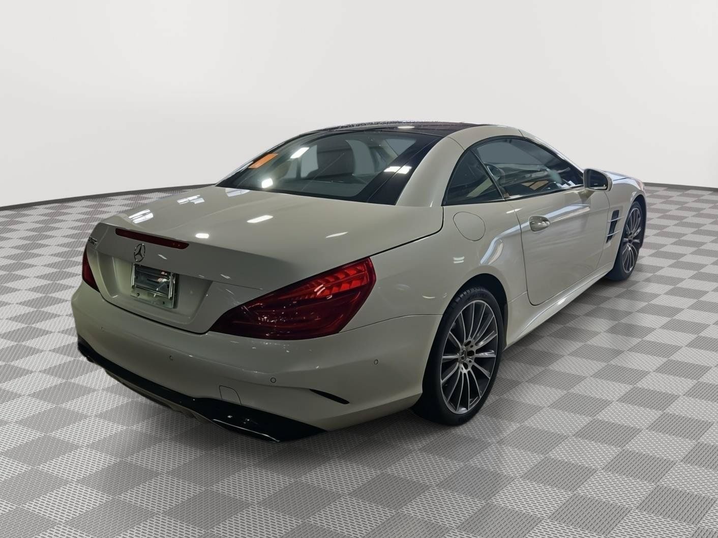 Used 2019 Mercedes-Benz SL 550 image 2