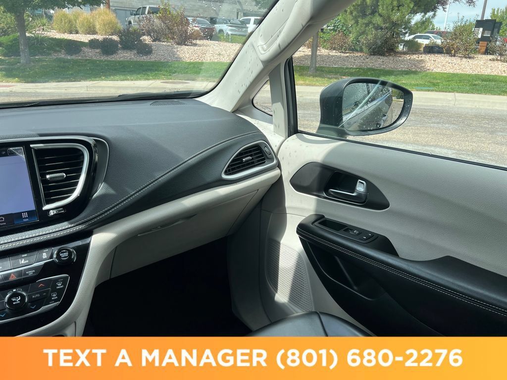 Used 2023 Chrysler Pacifica Touring-L FWD image 24