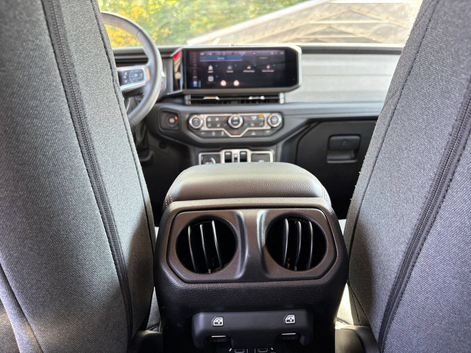Used 2025 Jeep Wrangler Unlimited Sahara AWD/4WD image 20