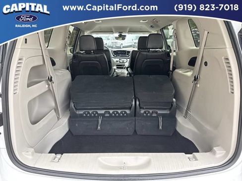 Used 2024 Chrysler Pacifica Touring-L FWD image 16
