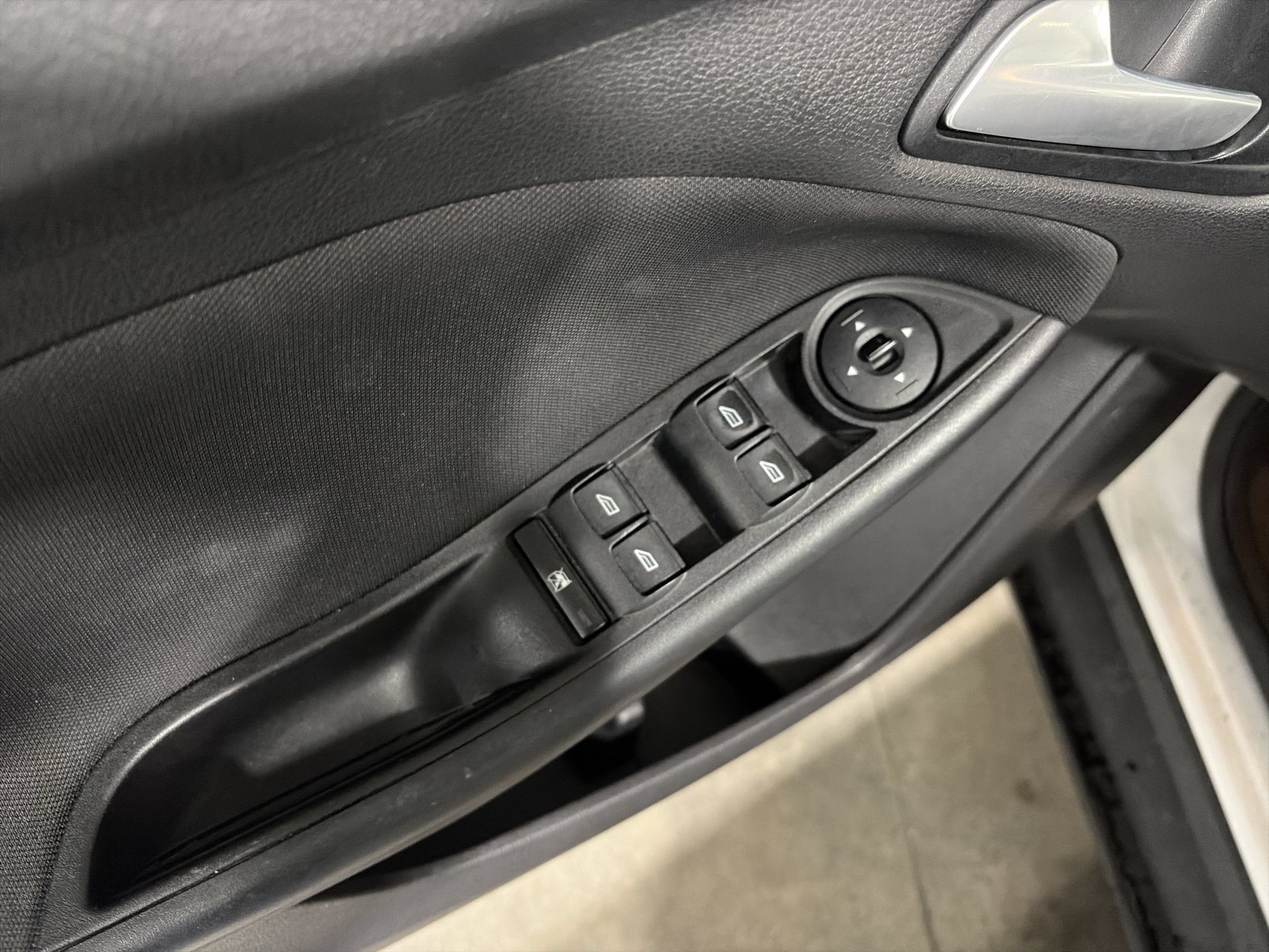 Used 2015 Ford Focus SE FWD image 25