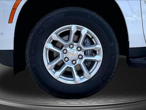 Used 2025 Chevrolet Suburban LT AWD/4WD image 32