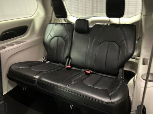 Used 2024 Chrysler Pacifica Touring-L image 24