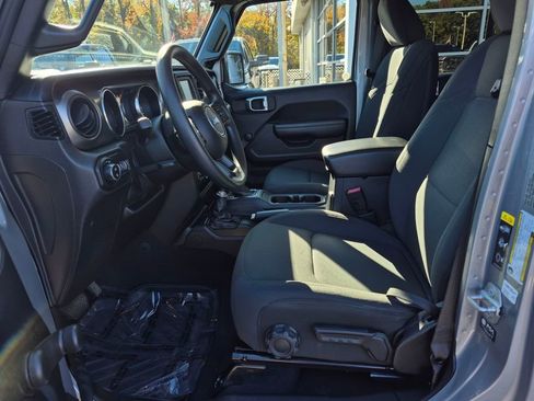 Used 2021 Jeep Gladiator Sport image 2