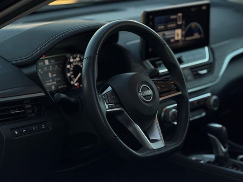 Used 2024 Nissan Altima 2.5 SV w/ SV Premium Package image 8