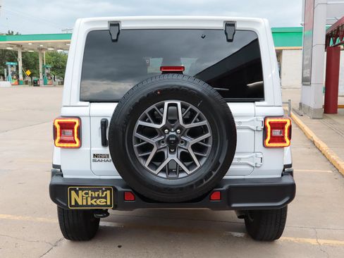 Used 2026 Jeep Wrangler Unlimited Sahara AWD/4WD image 13