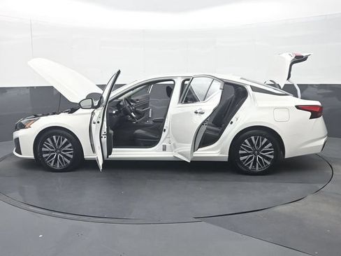 Used 2025 Nissan Altima 2.5 SV FWD image 37