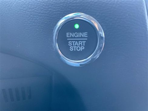 Used 2020 Ford Edge SE image 16