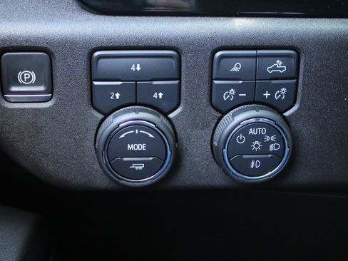 Used 2025 Chevrolet Silverado 3500 LT w/ Trail Boss Package AWD/4WD image 39