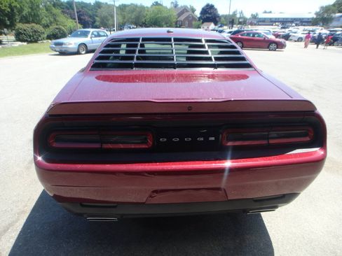 Used 2019 Dodge Challenger SXT RWD image 5
