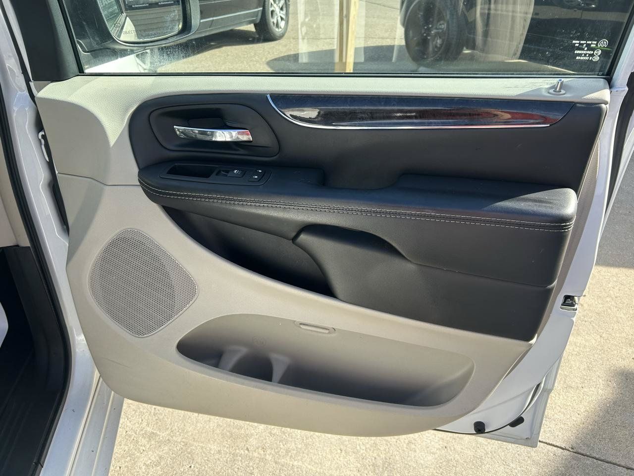 Used 2015 Chrysler Town & Country Touring FWD image 15