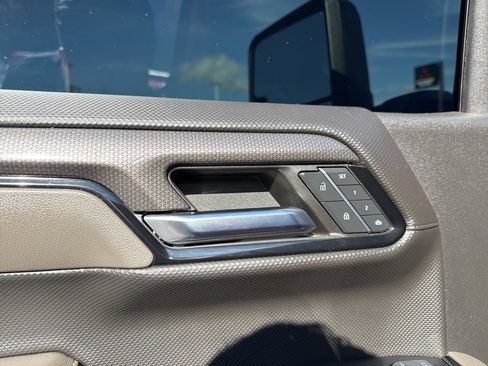 Used 2023 Chevrolet Silverado 1500 ZR2 image 11