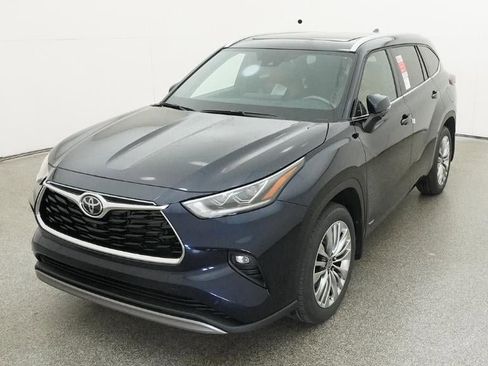 New 2026 Toyota Highlander Platinum image 16