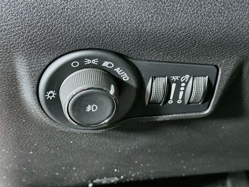 Used 2025 Jeep Compass Trailhawk AWD/4WD image 17
