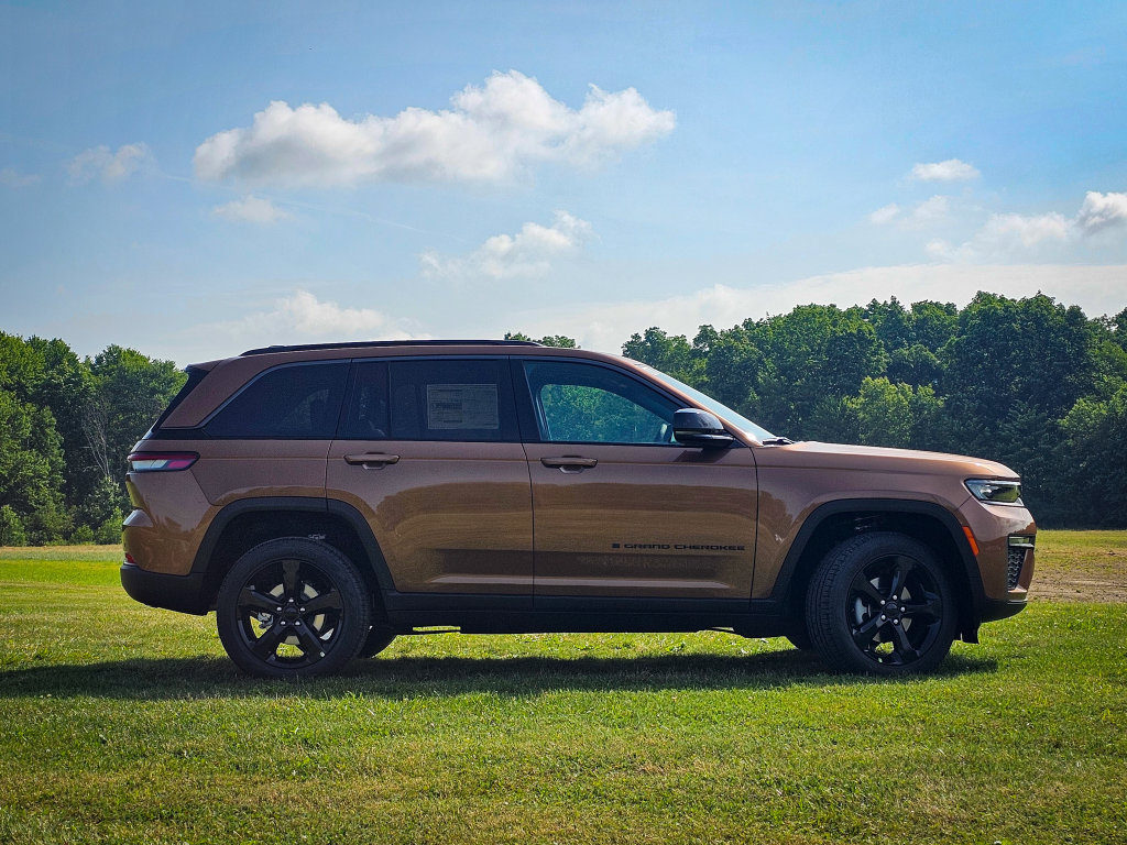 New 2026 Jeep Grand Cherokee Limited w/ Limited Altitude Package AWD/4WD image 2
