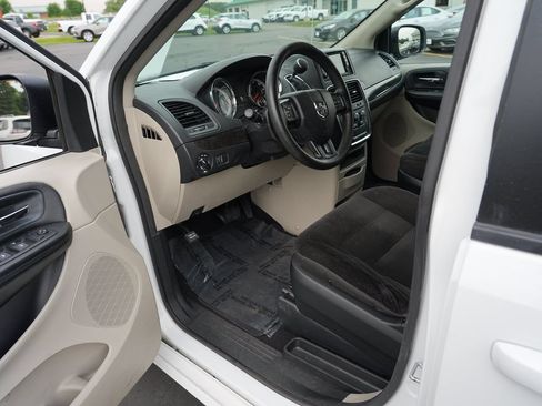Used 2018 Dodge Grand Caravan SE w/ UConnect Hands-Free Group FWD image 11