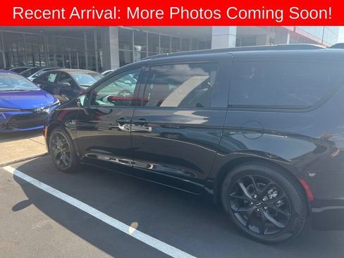 Used 2023 Chrysler Pacifica Touring-L w/ S Appearance Package FWD image 2