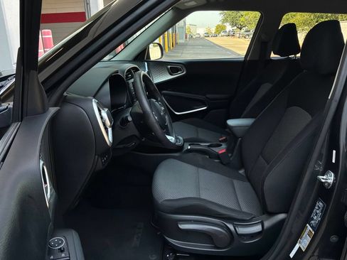 Used 2025 Kia Soul LX w/ LX Technology Package FWD image 10