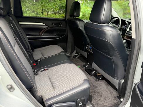 Used 2017 Toyota Highlander Plus w/ Carpet Mat Package AWD/4WD image 17