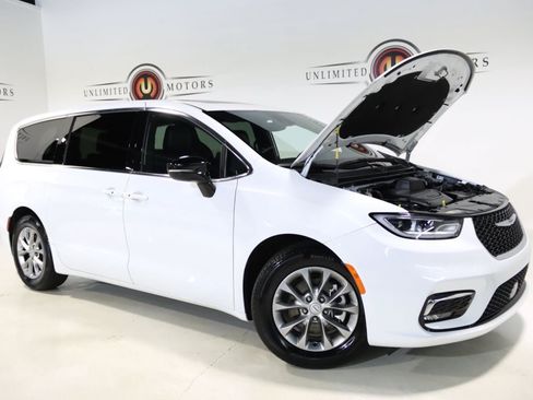 Used 2026 Chrysler Pacifica Limited FWD image 29