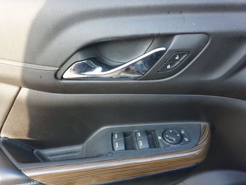 Used 2023 GMC Acadia SLE FWD image 4