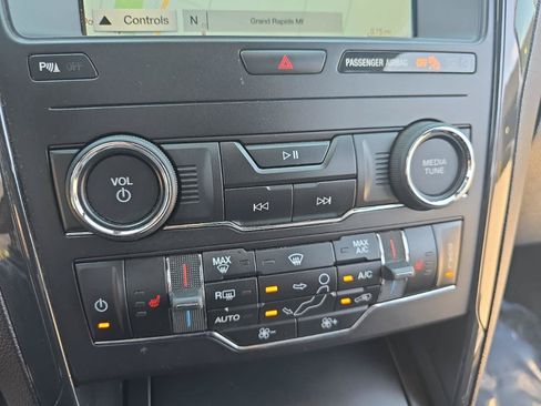 Used 2019 Ford Explorer XLT w/ XLT Sport Appearance Package AWD/4WD image 33
