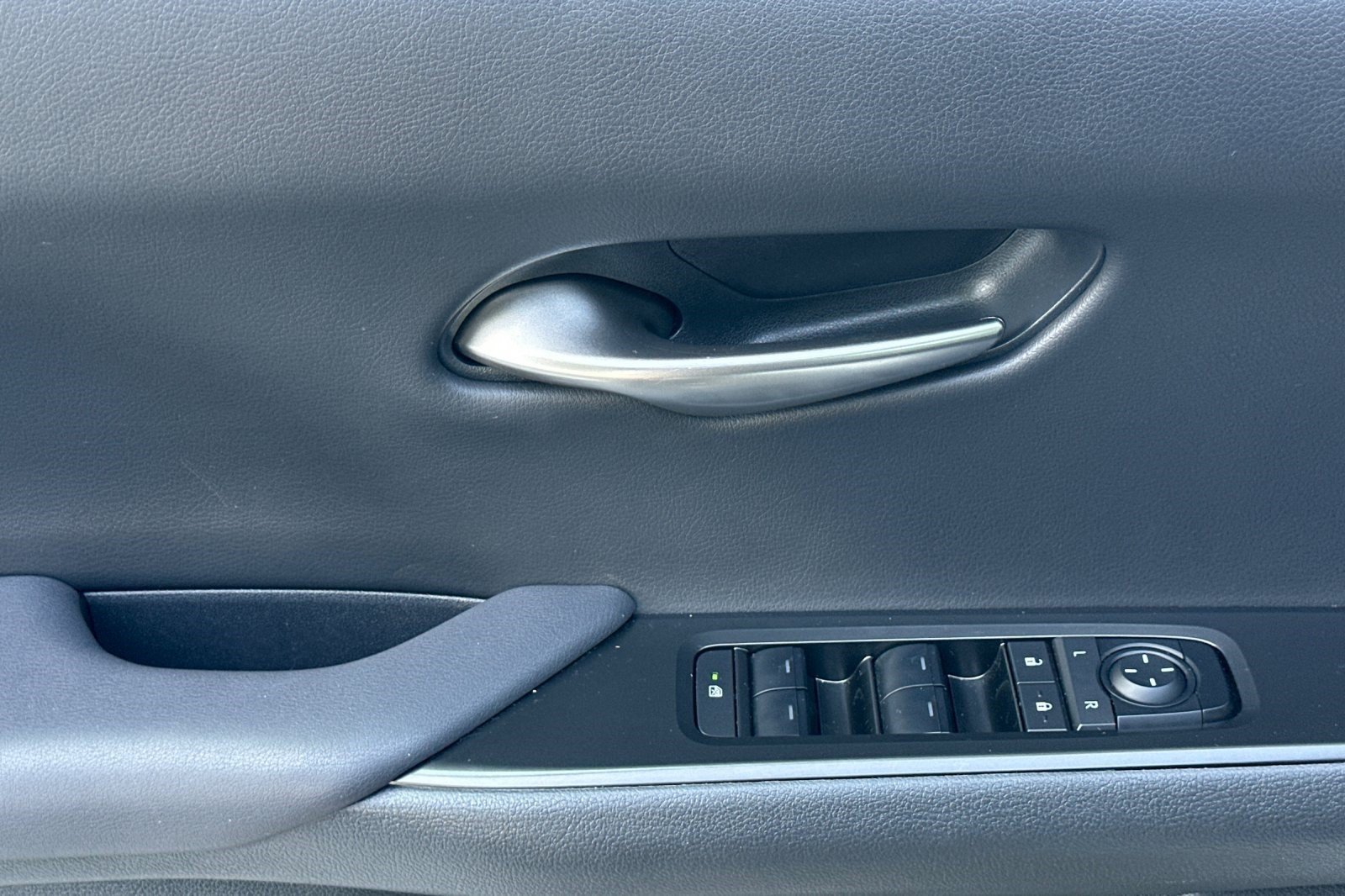Certified 2025 Lexus UX 300h FWD w/ Accessory Package (Z2) image 15