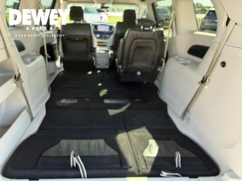 Used 2023 Chrysler Pacifica Touring-L FWD image 34