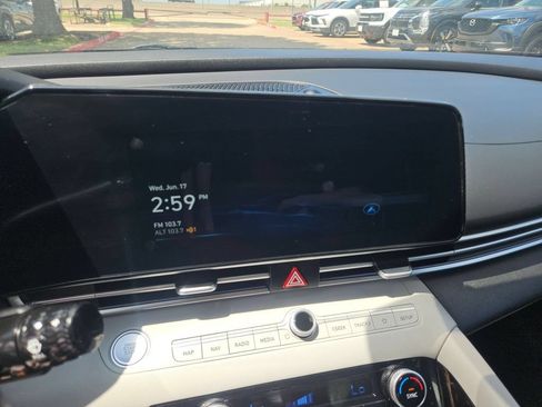 Used 2025 Hyundai Elantra Limited FWD image 21