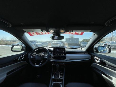 Used 2024 Jeep Compass Limited image 27