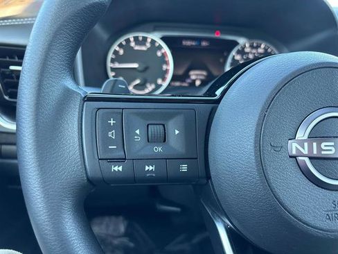 Used 2022 Nissan Rogue SV image 10