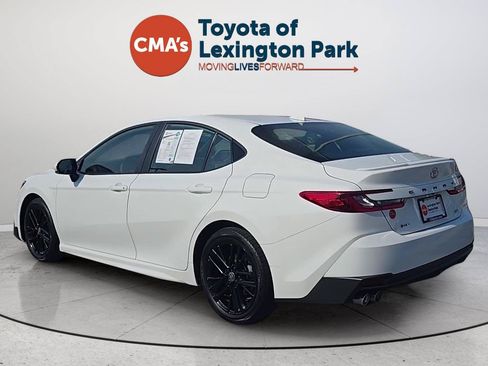 Used 2025 Toyota Camry SE FWD image 3