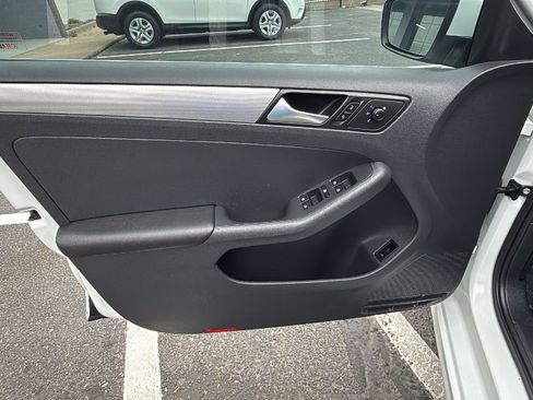 Used 2017 Volkswagen Jetta S image 9