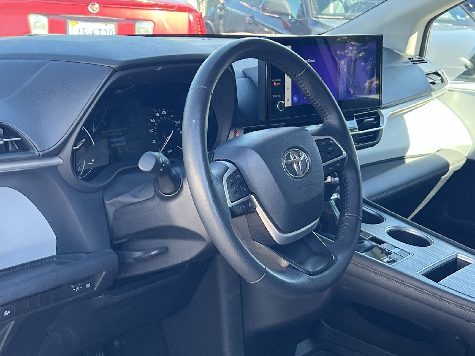 Used 2025 Toyota Sienna XLE FWD image 17