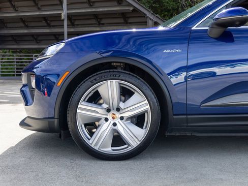 Used 2025 Porsche Macan 4 Electric AWD/4WD image 13