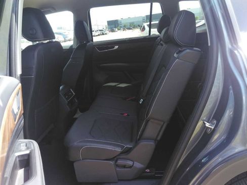 Used 2025 Volkswagen Atlas SE image 7