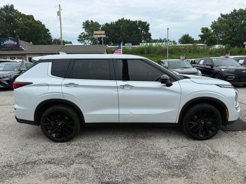 Used 2024 Mitsubishi Outlander SE Black Edition FWD image 2