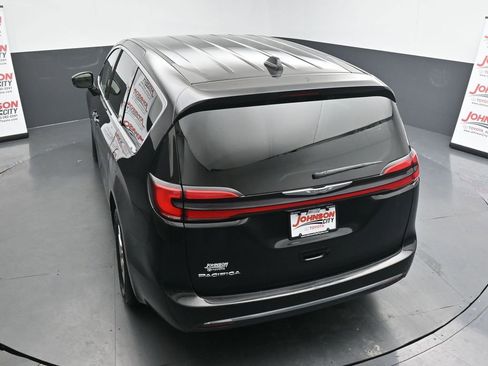 Used 2024 Chrysler Pacifica Touring-L image 29