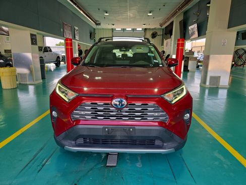 Used 2019 Toyota RAV4 Limited AWD/4WD image 2