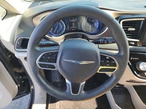 Used 2017 Chrysler Pacifica Touring w/ Tire & Wheel Group image 11